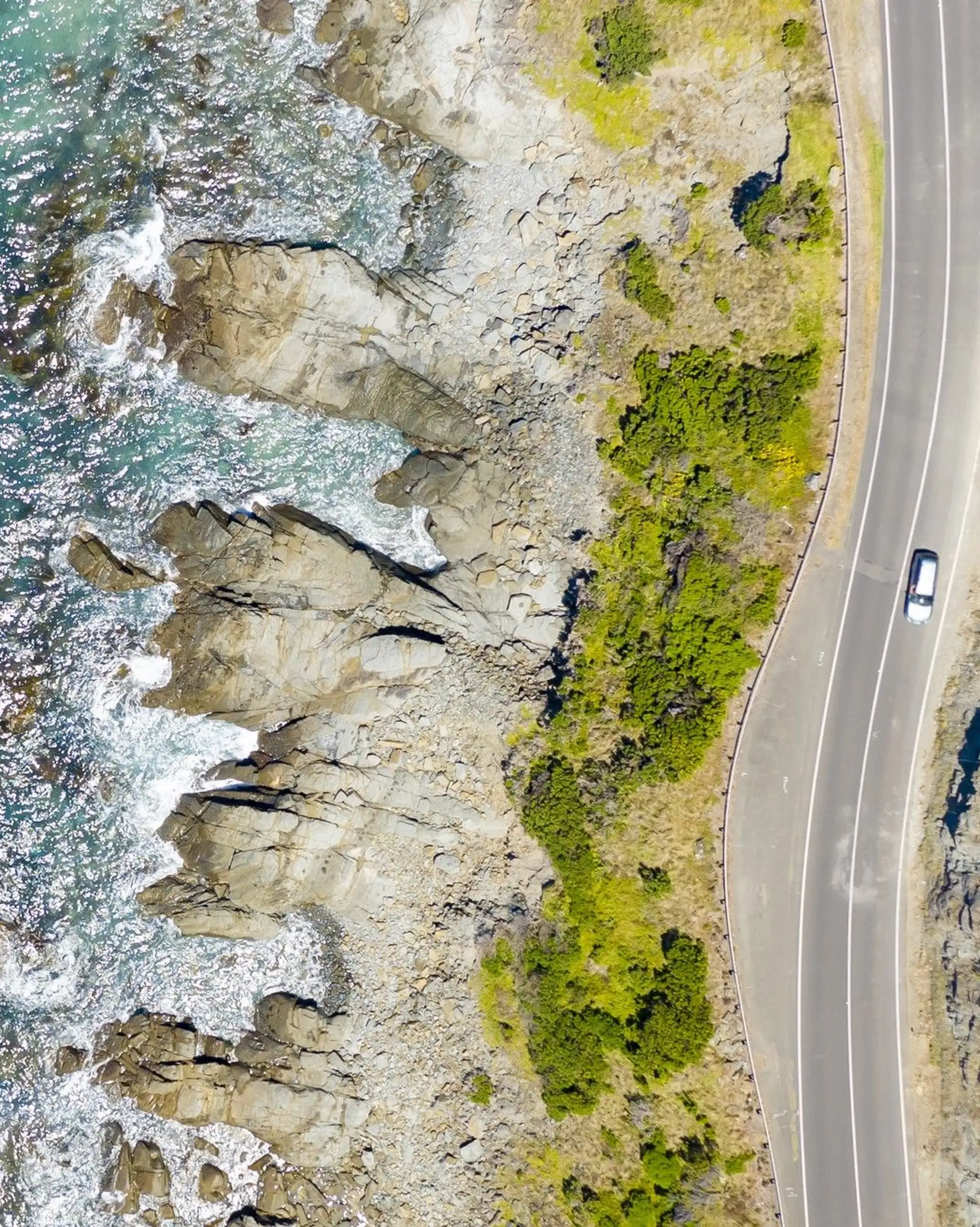 Vue aérienne d'une voiture sur la Great Ocean Road australienne