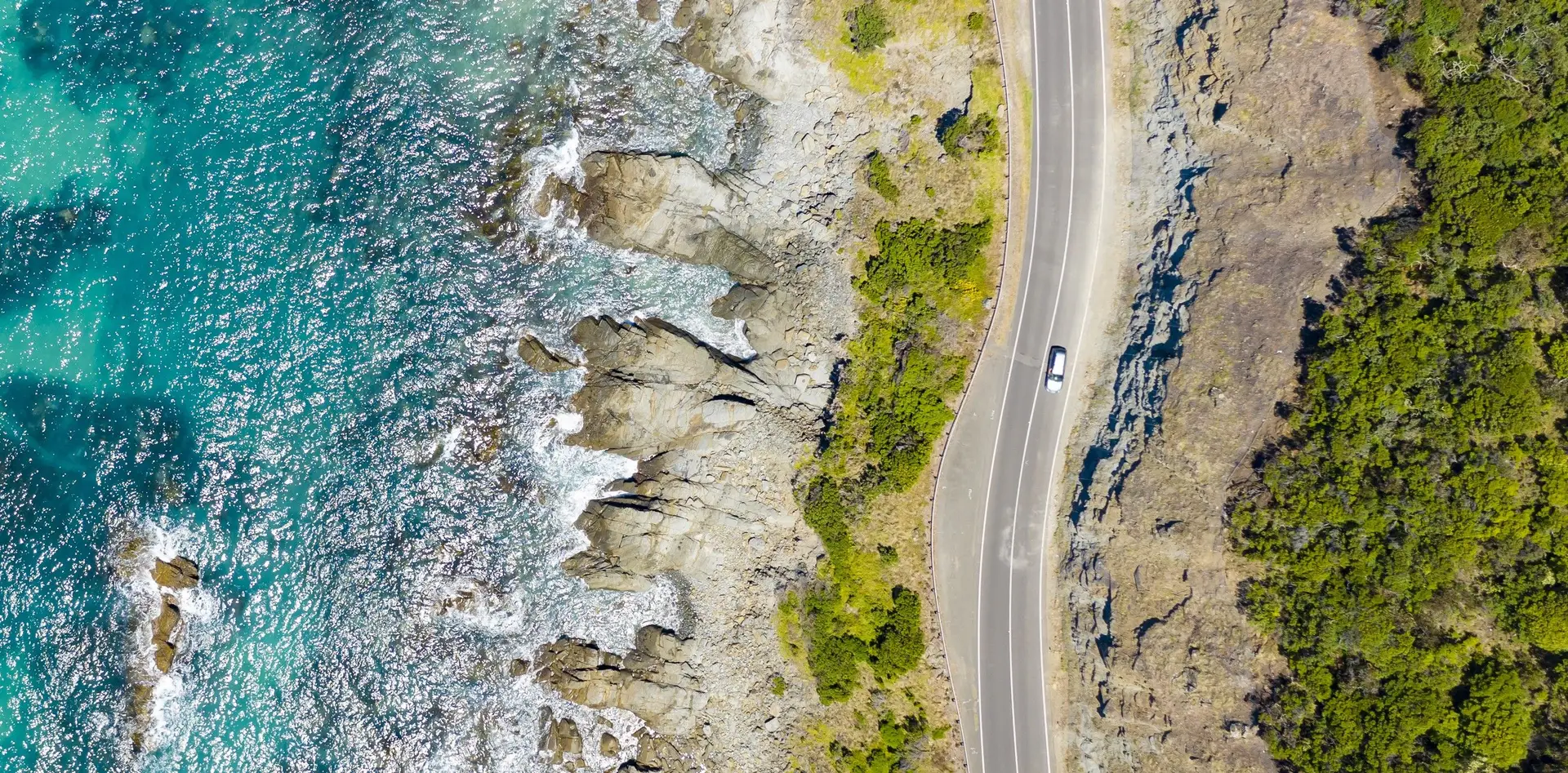 Vue aérienne d'une voiture sur la Great Ocean Road australienne