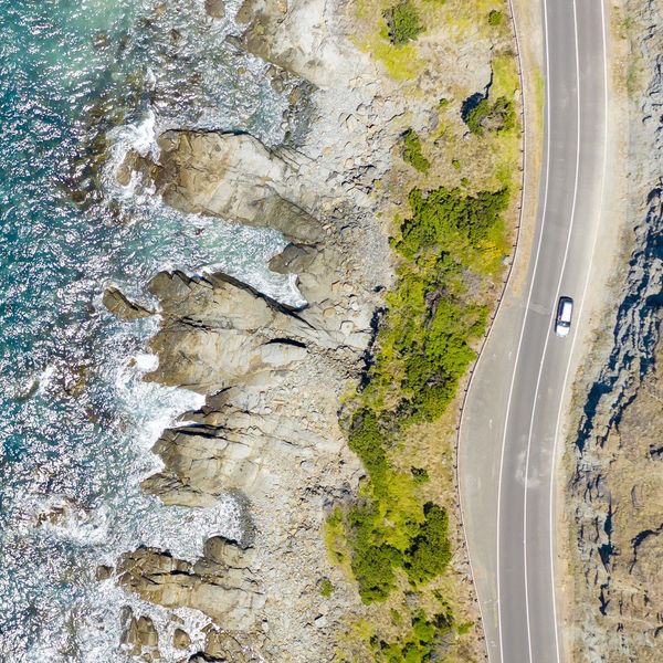 Vue aérienne d'une voiture sur la Great Ocean Road australienne