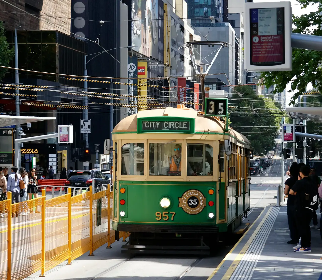 Tramway historique vert et jaune de la ligne City Circle circulant dans les rues animées de Melbourne