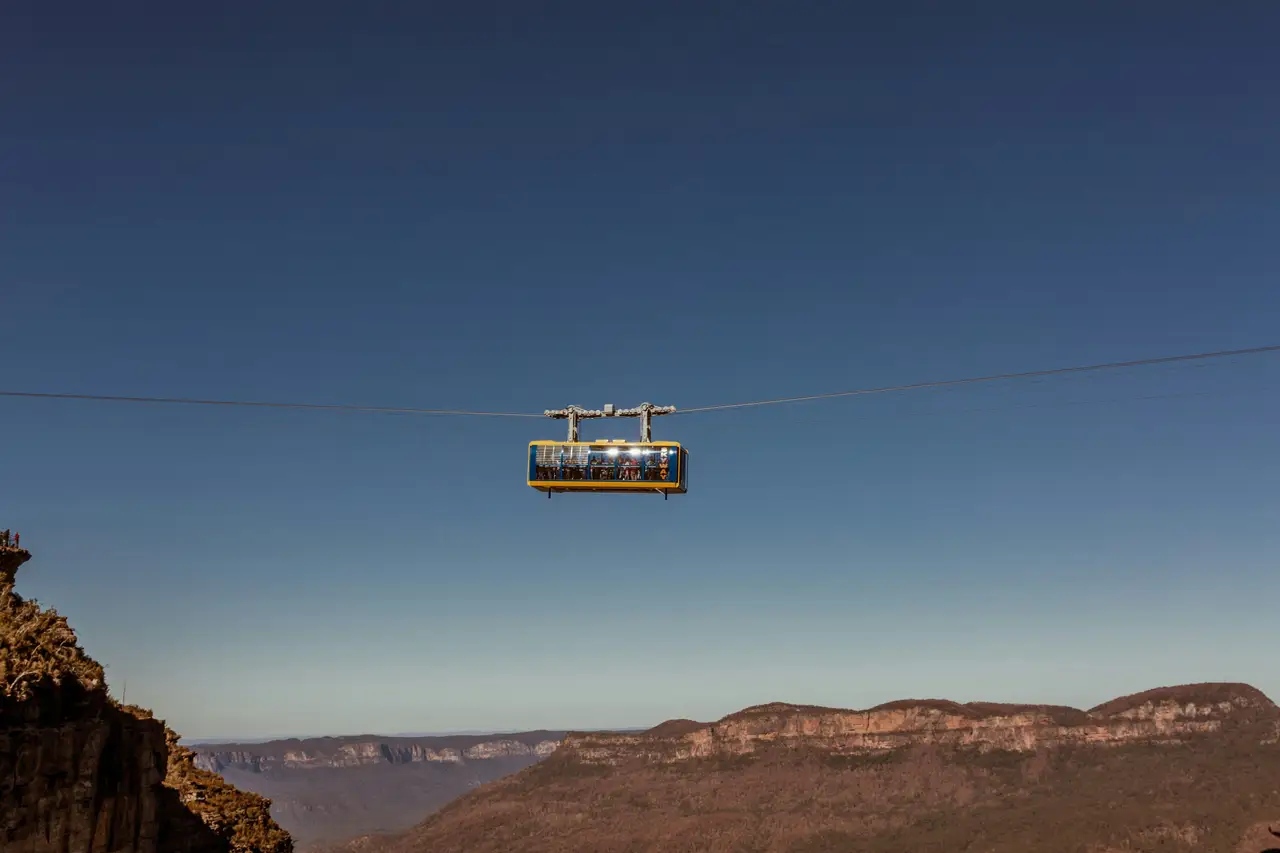 Cabine jaune du téléphérique Scenic World suspendue au-dessus des vallées profondes des Blue Mountains