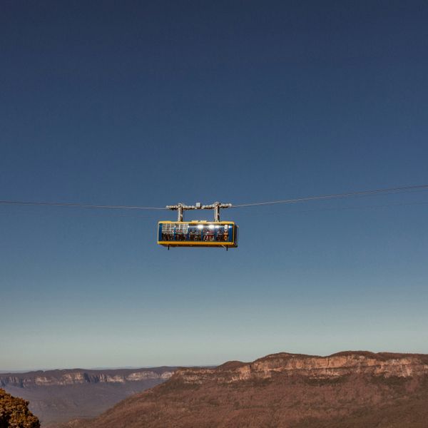 Cabine jaune du téléphérique Scenic World suspendue au-dessus des vallées profondes des Blue Mountains