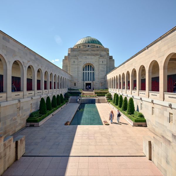 Monument solennel du mémorial de la guerre à Canberra avec sa cour intérieure et son bassin réfléchissant