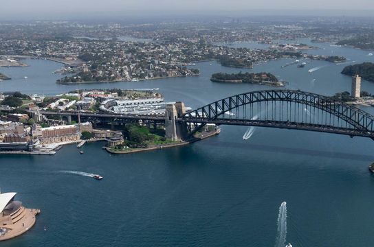 Vue aérienne sur l'Opéra de Sydney et le Harbour Bridge enjambant la baie