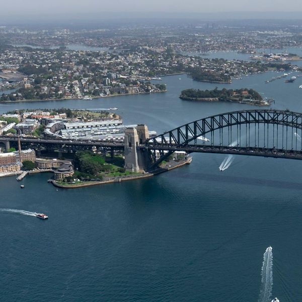 Vue aérienne sur l'Opéra de Sydney et le Harbour Bridge enjambant la baie
