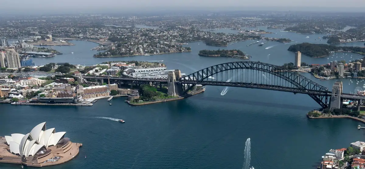 Vue aérienne sur l'Opéra de Sydney et le Harbour Bridge enjambant la baie