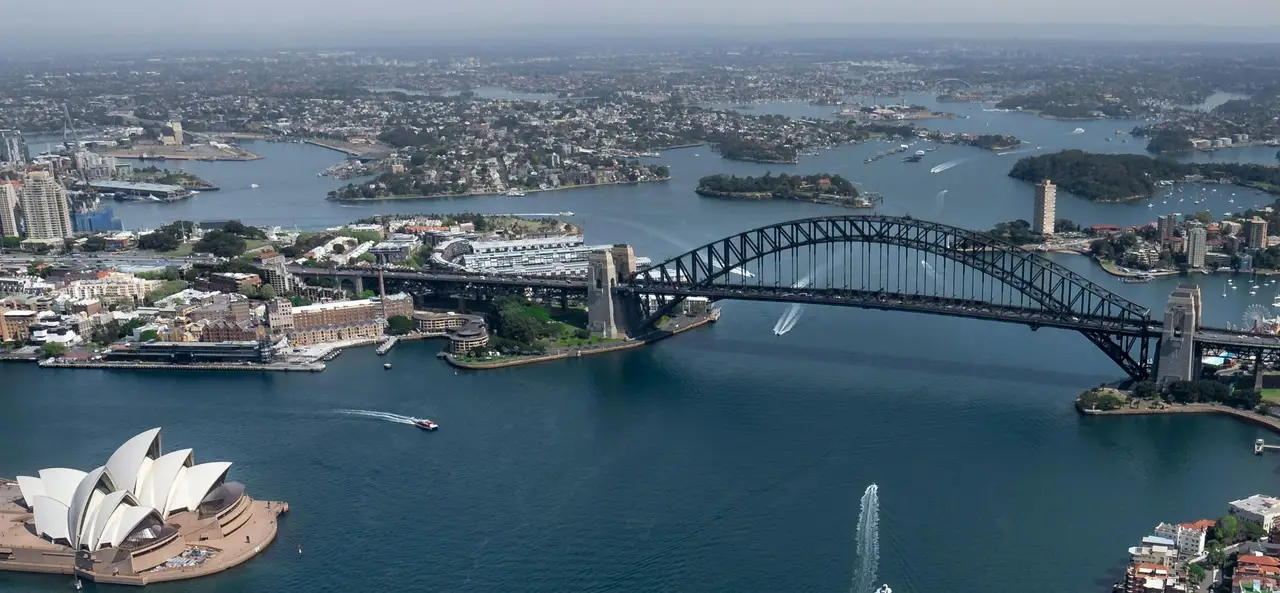 Vue aérienne sur l'Opéra de Sydney et le Harbour Bridge enjambant la baie