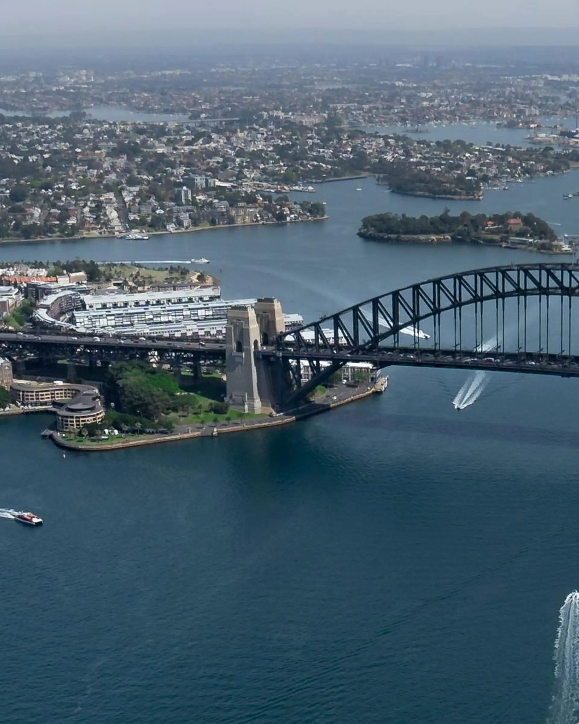 Vue aérienne sur l'Opéra de Sydney et le Harbour Bridge enjambant la baie