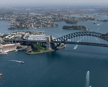 Vue aérienne sur l'Opéra de Sydney et le Harbour Bridge enjambant la baie