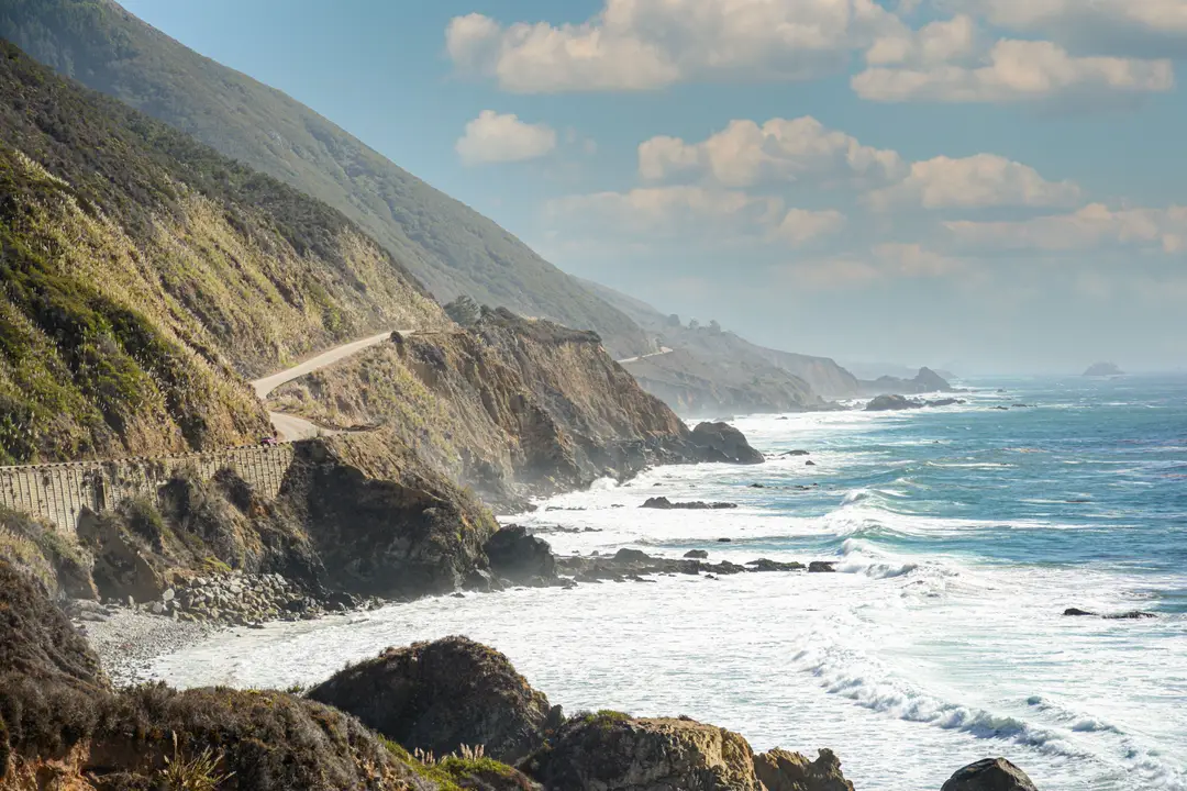 Route panoramique le long du littoral rocheux de Californie.