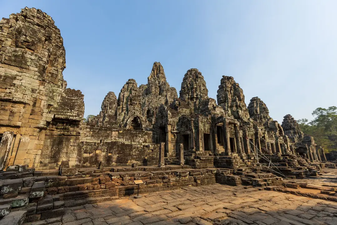 Ruines historiques du temple du Bayon à Angkor Thom