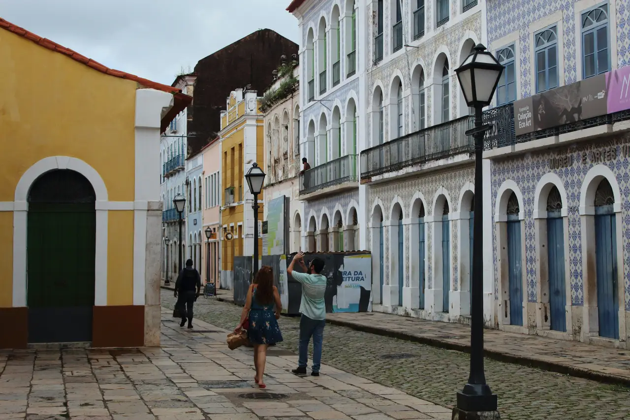 Voyage au Brésil – Ruelle pavée du centre historique de São Luís dans l'État du Maranhão, bordée par des bâtiments à l'architecture coloniale portugaise.