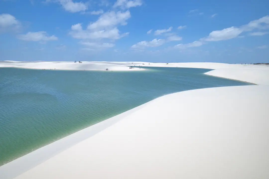 sable blanc et les lagunes turquoise des Lençóis Maranhenses sous un ciel dégagé