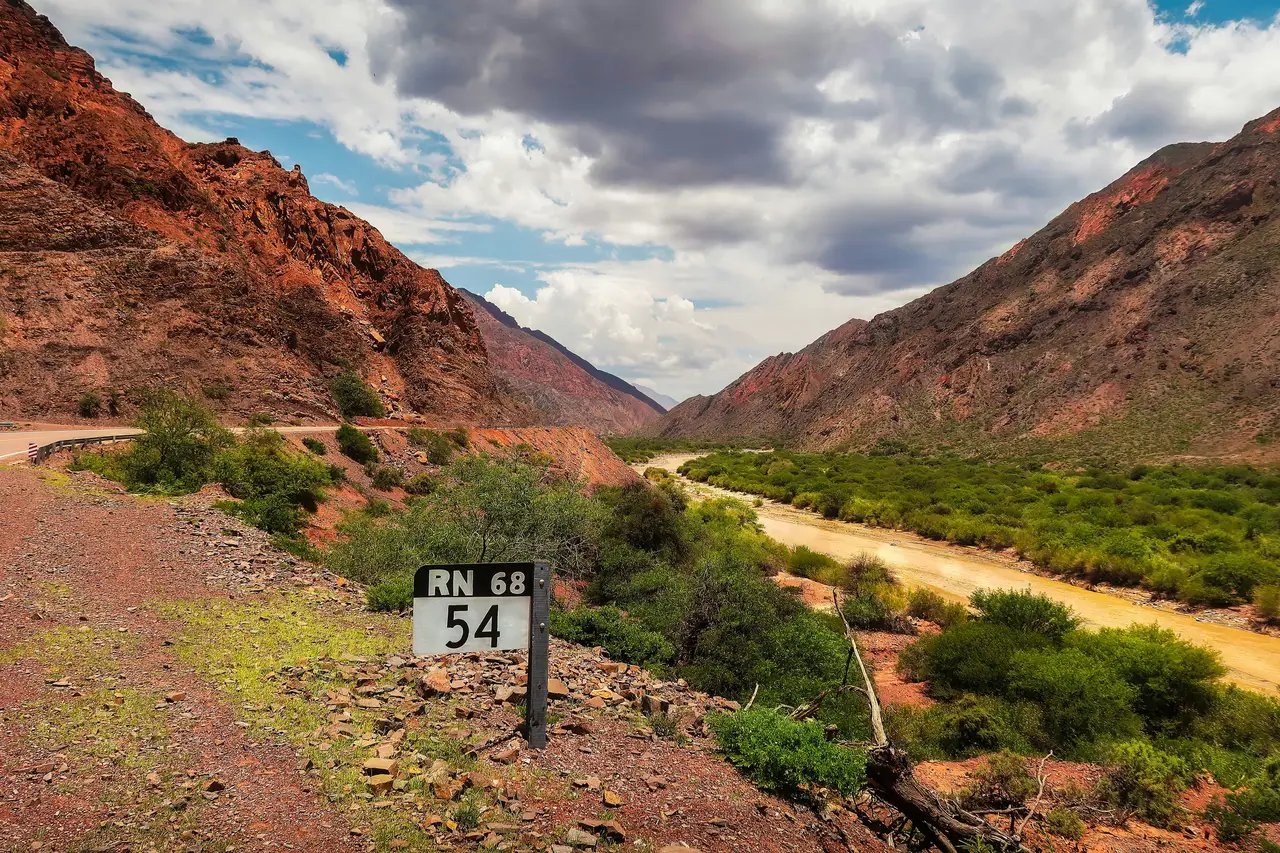 Voyage en Argentine – Route traversant un canyon de roches rouges et paysages arides dans la province de Salta.