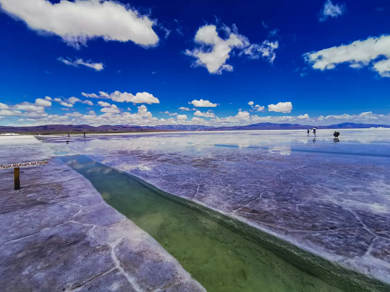 Voyage en Argentine – L'immense étendue blanche des Salinas Grandes et ses bassins d'eau turquoise sous un ciel bleu en altitude.