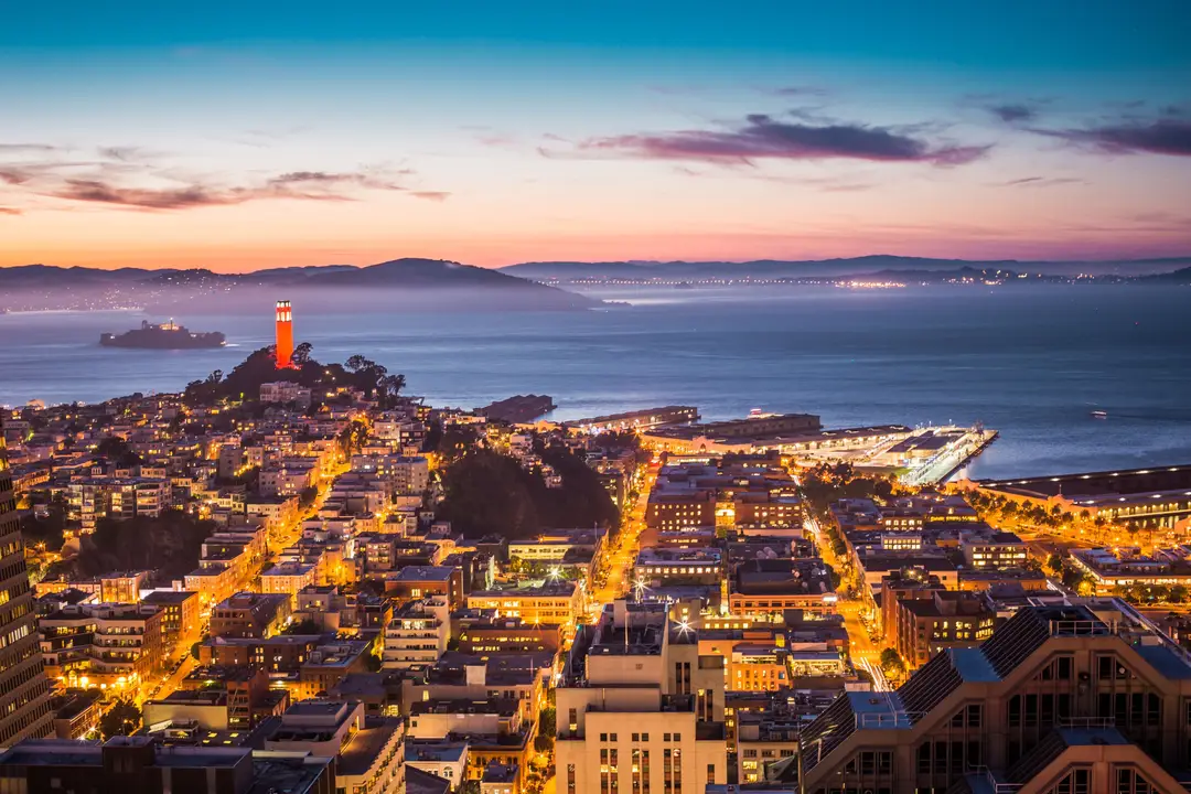 skyline et de la baie de San Francisco au crépuscule avec les lumières de la ville illuminées