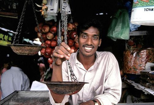 Voyage au Sri Lanka - Commerçant tenant une balance