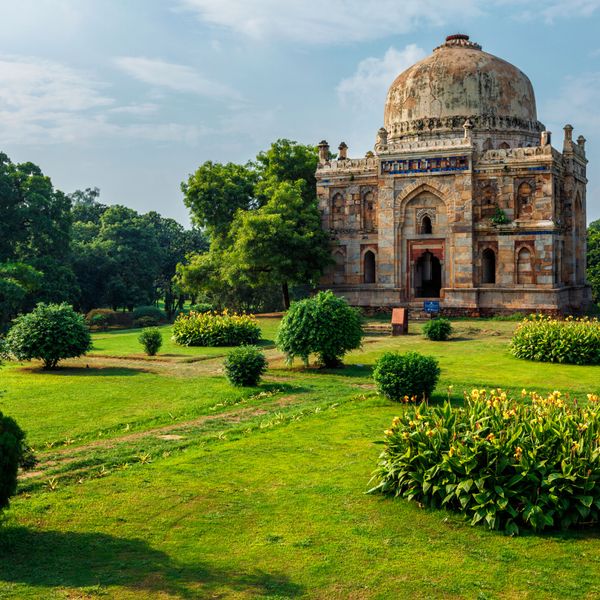 Voyage en Asie – Tombe Sheesh Gumbad dans les jardins de Lodi à Delhi, symbole d’architecture indo-islamique
