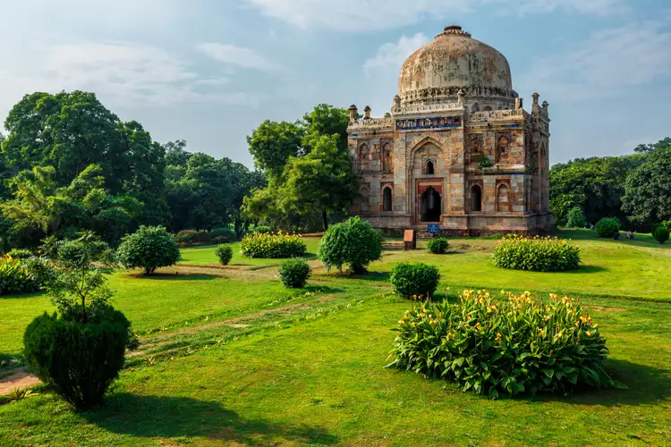 Voyage en Asie – Tombe Sheesh Gumbad dans les jardins de Lodi à Delhi, symbole d’architecture indo-islamique