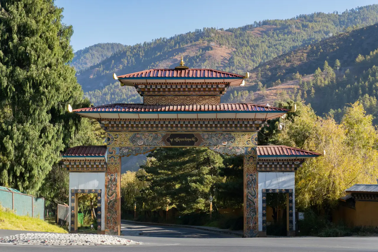 Une porte traditionnelle sculptée marque l'entrée d'une vallée au Bhoutan