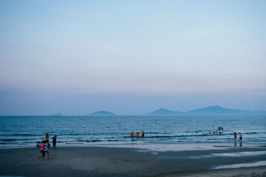 Soirée calme sur la plage de My Khe, au Vietnam.