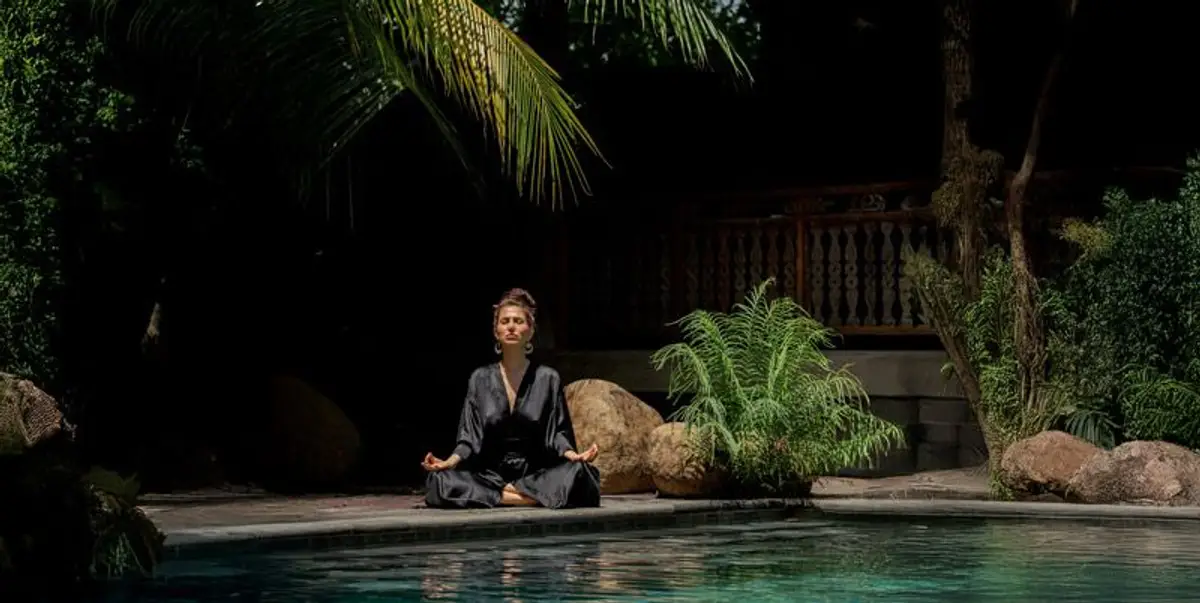 Voyage en Asie — Moment de bien-être à Bali avec un espace spa, une piscine et une ambiance propice au yoga et à la détente.