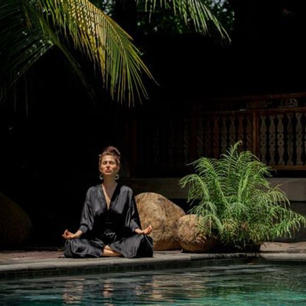 Voyage en Asie — Moment de bien-être à Bali avec un espace spa, une piscine et une ambiance propice au yoga et à la détente.