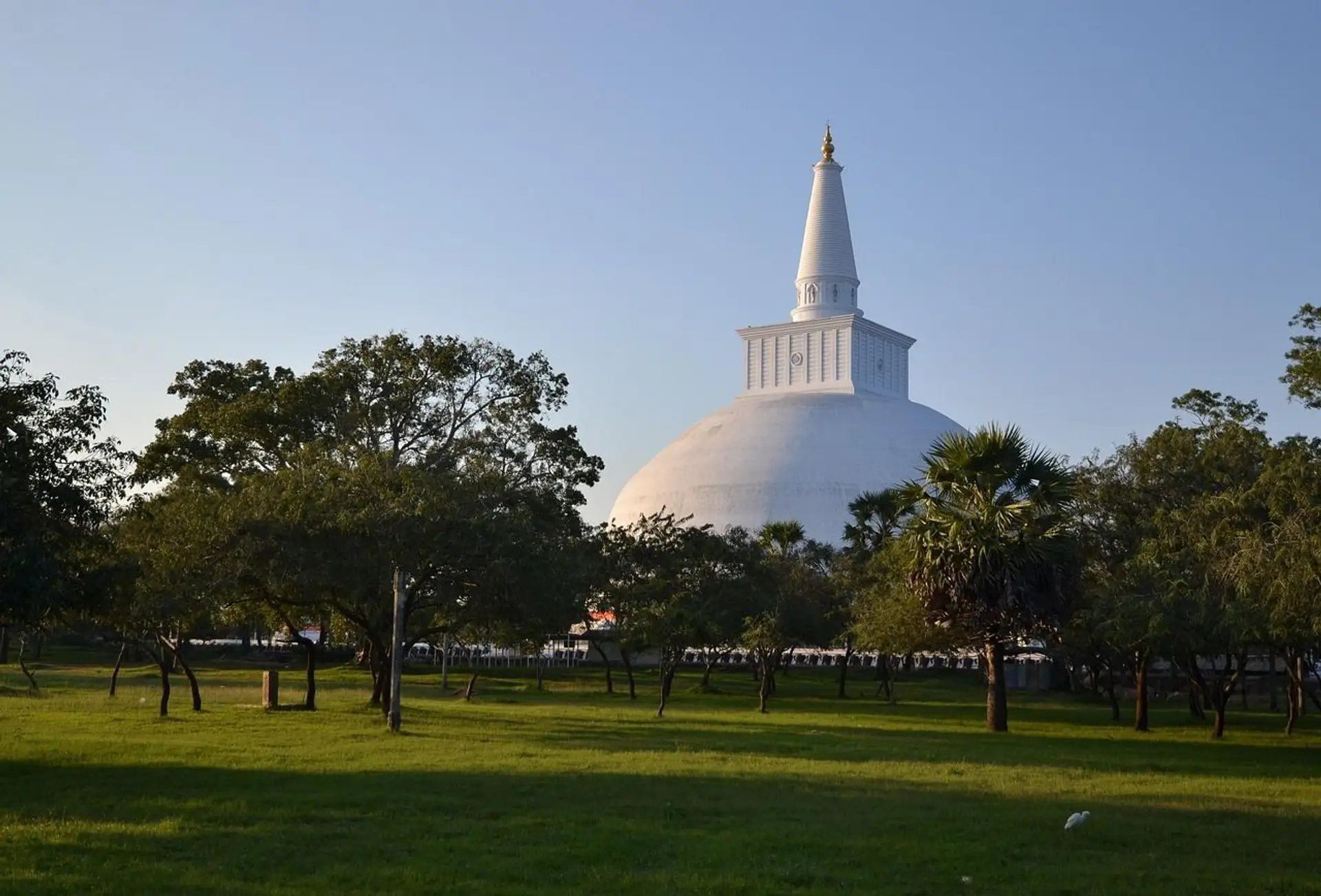 Le grand stupa blanc Ruwanwelisaya sous un ciel bleu à Anuradhapura au Sri Lanka