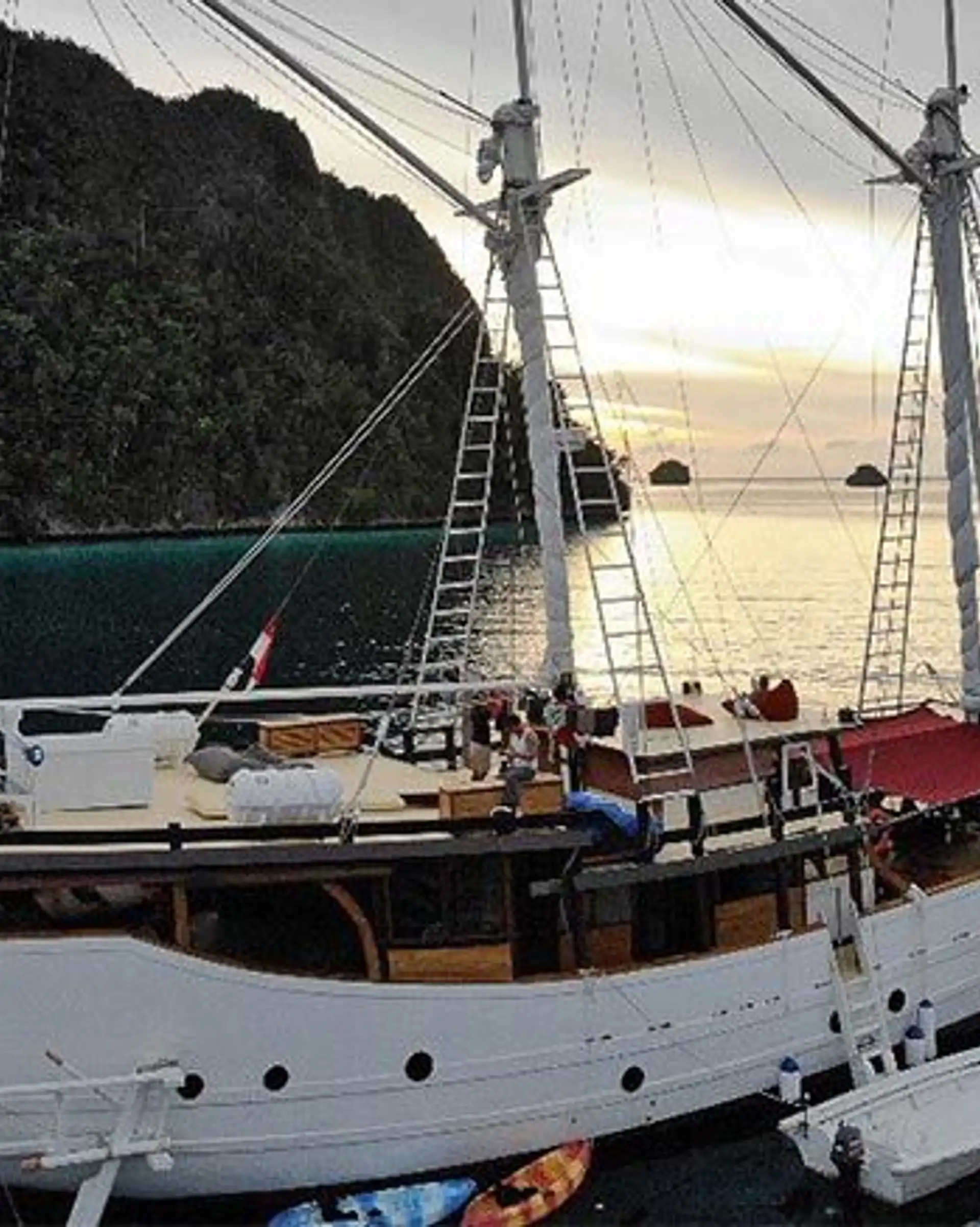 raja-ampat-archipelago-cruise
