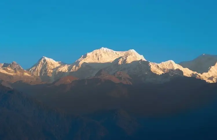 the-high-passes-of-the-everest