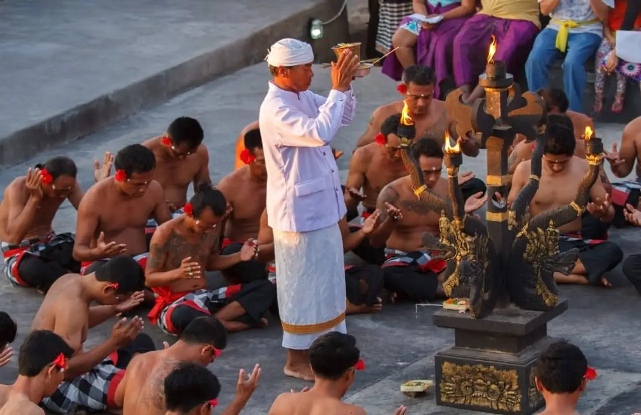 Culture à Bali – Spectacle traditionnel de la danse du Kecak au coucher du soleil à l'amphithéâtre du temple d'Uluwatu.