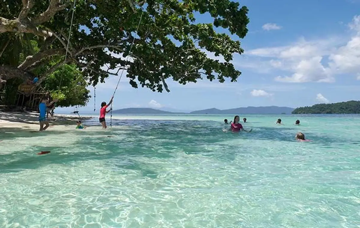 raja-ampat-archipelago-cruise