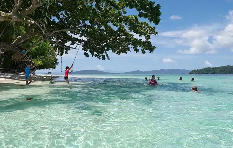 raja-ampat-archipelago-cruise