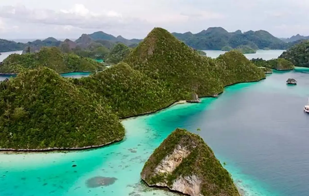 raja-ampat-archipelago-cruise