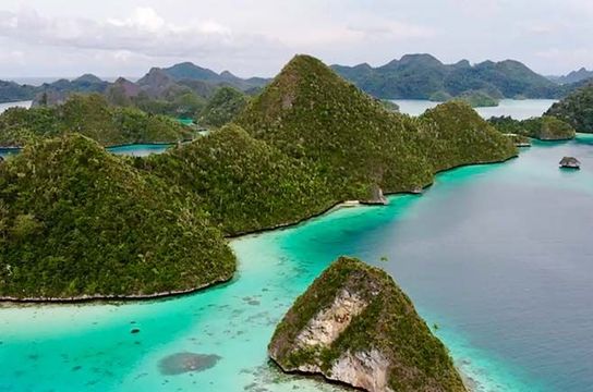 raja-ampat-archipelago-cruise