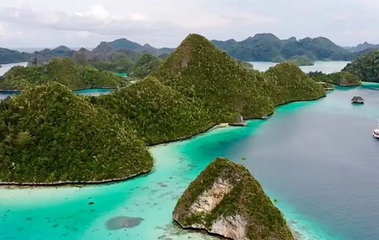 raja-ampat-archipelago-cruise