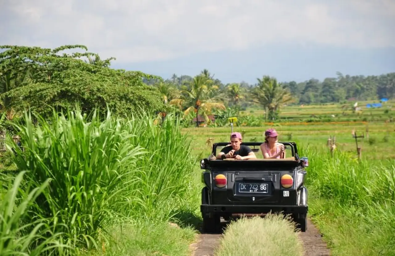 Voyage à Bali – Excursion insolite à bord d'une voiture Volkswagen Safari décapotable vintage traversant la campagne et les rizières d'Ubud.