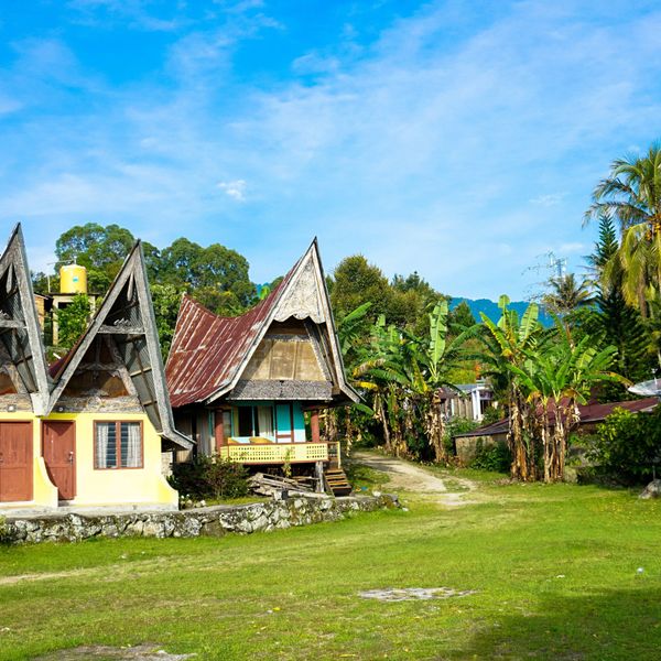 Voyage en Indonésie : Habitations traditionnelles Batak à Sumatra