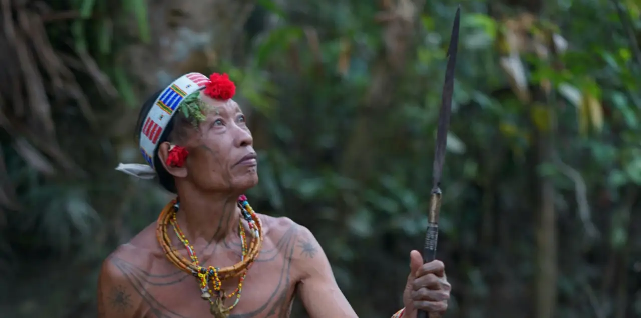 Voyage en Indonésie : Habitant Mentawai tenant une flèche