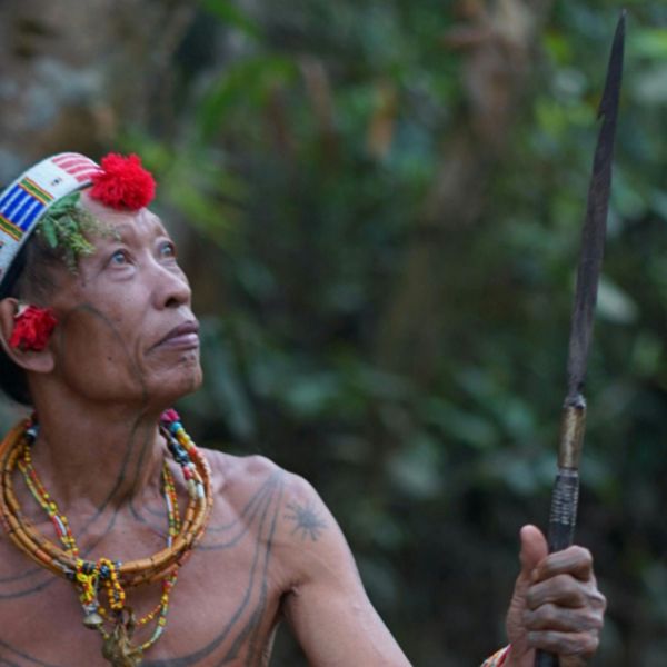 Voyage en Indonésie : Habitant Mentawai tenant une flèche
