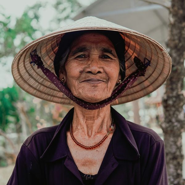 Voyage en Indonésie : Portrait d'une habitante indonésienne portant un chapeau traditionnel