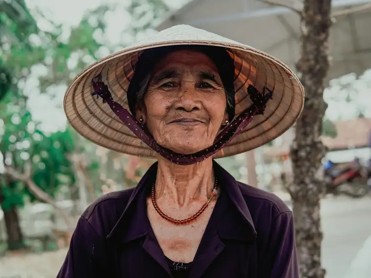 Voyage en Indonésie : Portrait d'une habitante indonésienne portant un chapeau traditionnel