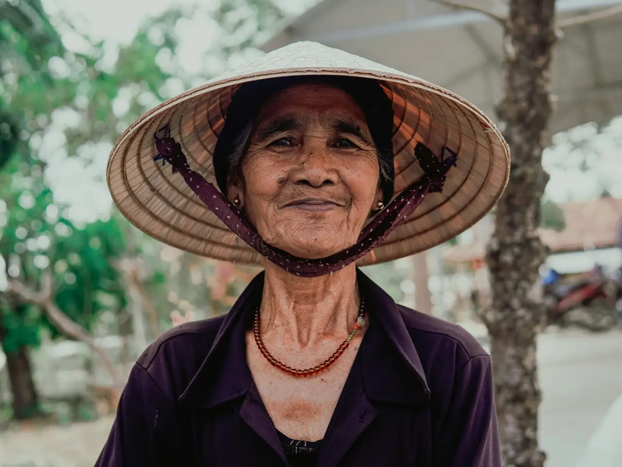 Voyage en Indonésie : Portrait d'une habitante indonésienne portant un chapeau traditionnel