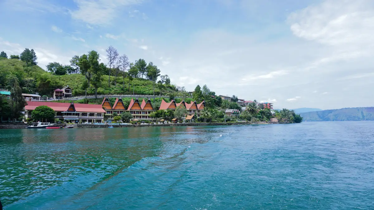 Voyage en Indonésie : Lac Toba et habitations au bord de l'eau