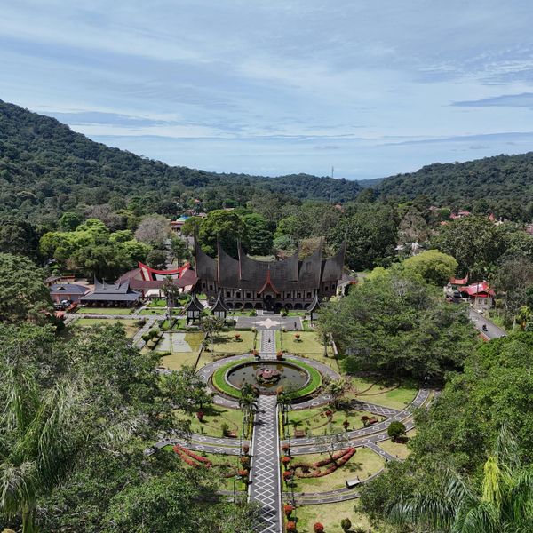 Voyage en Indonésie : Musée d'Adityawarman entouré de verdure
