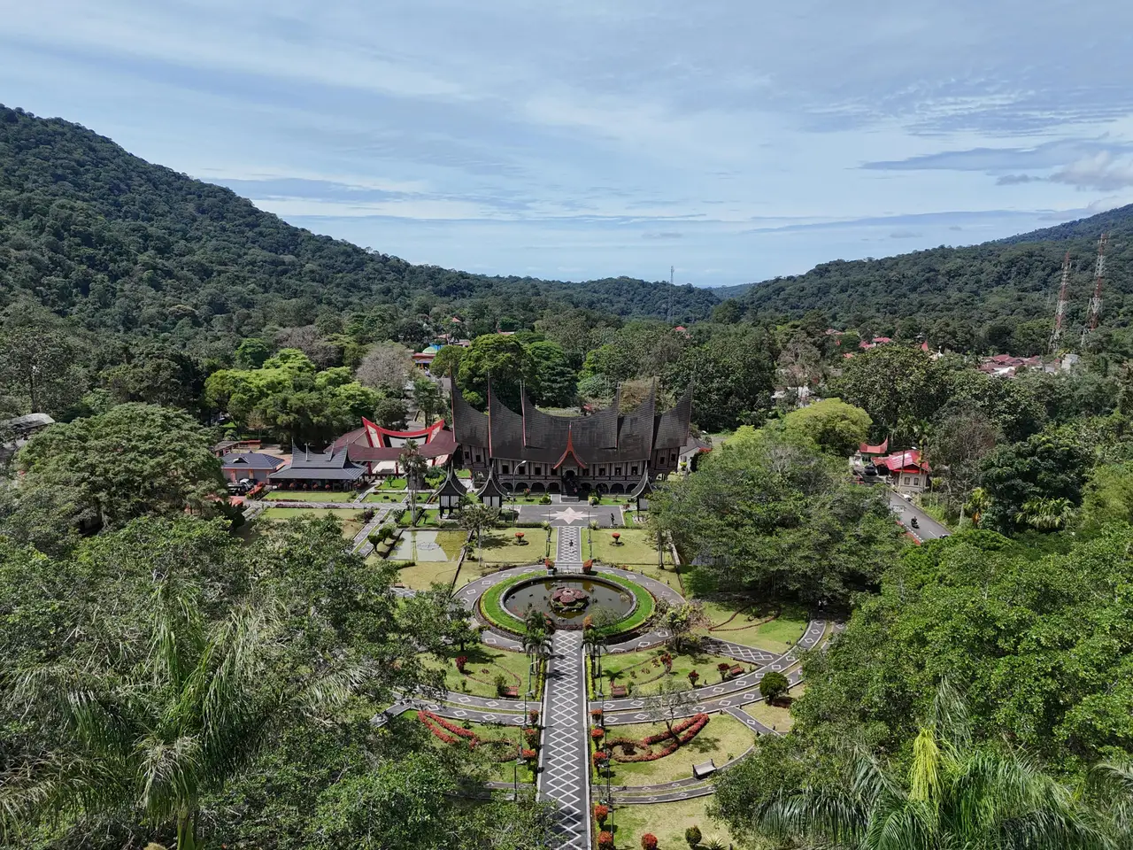 Voyage en Indonésie : Musée d'Adityawarman entouré de verdure