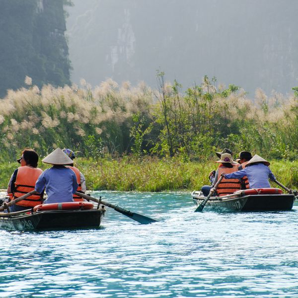 Voyage en Indonésie : Locaux en train de faire de la pirogue sur un fleuve