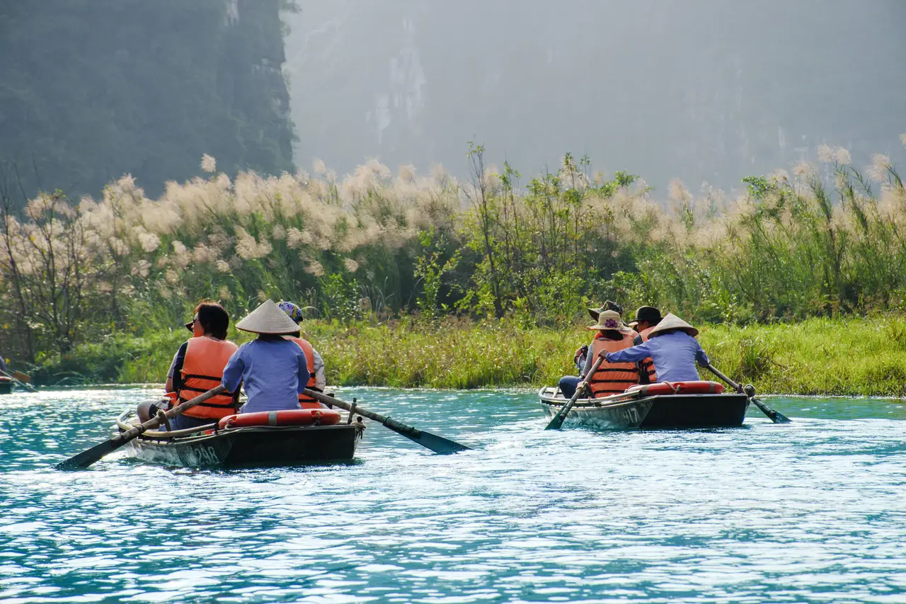 Voyage en Indonésie : Locaux en train de faire de la pirogue sur un fleuve