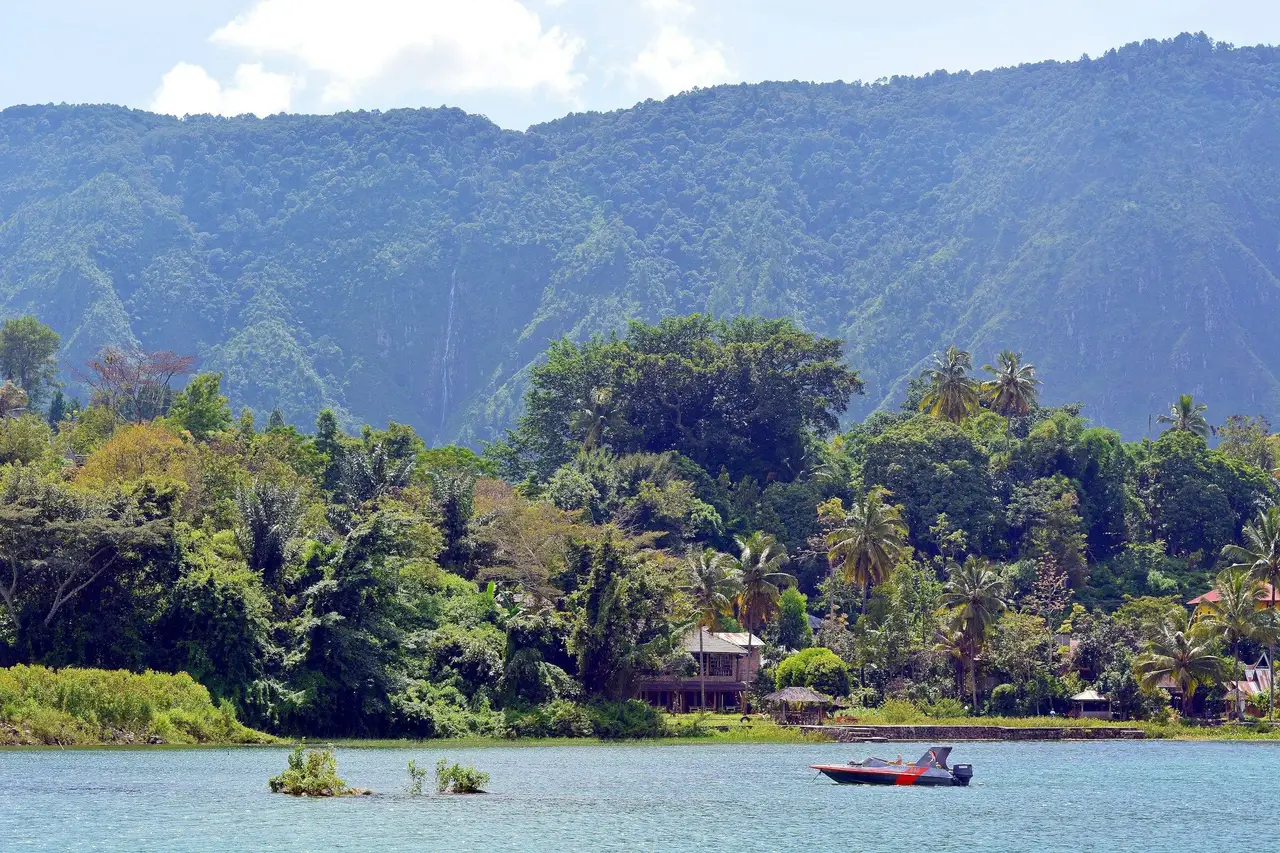 Voyage en Indonésie : Lac Toba et montagnes en arrière plan