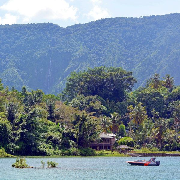 Voyage en Indonésie : Lac Toba et montagnes en arrière plan